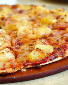 Домашняя пицца с сосисками и ананасом