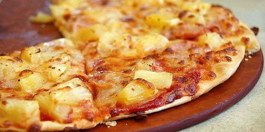 Домашняя пицца с сосисками и ананасом