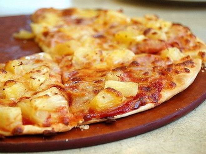 Рецепт домашней пиццы с сосисками и ананасом