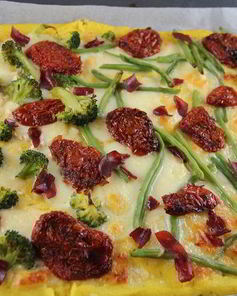 Пицца из поленты с брокколи, вялеными томатами и моцареллой