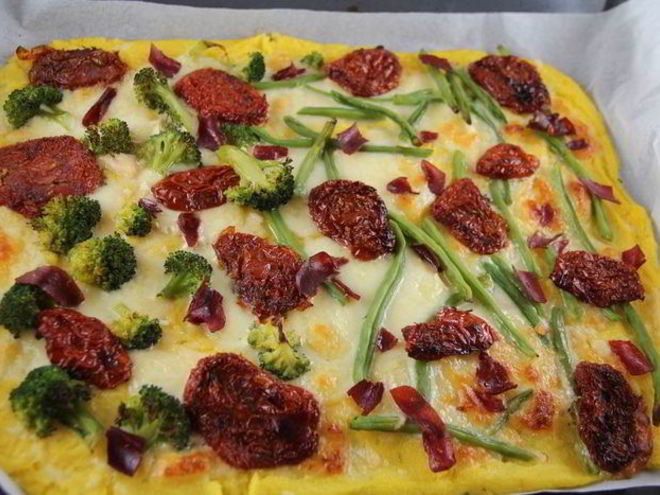 Рецепт пиццы из поленты с брокколи, вялеными томатами и моцареллой