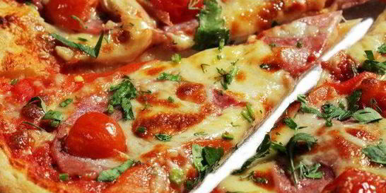 Пицца на тонком тесте с овощным соусом