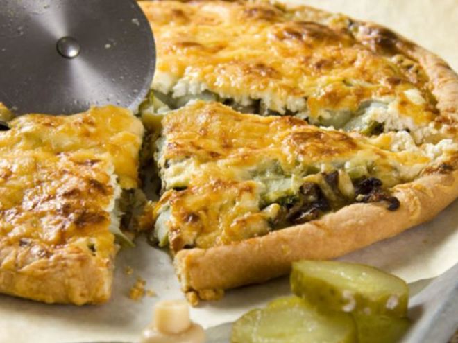 Рецепт пиццы с грибами и солеными огурцами