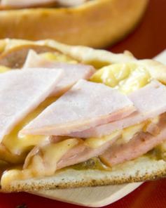 Пицца с грибами, ветчиной и сардельками