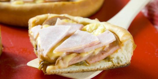 Пицца с грибами, ветчиной и сардельками