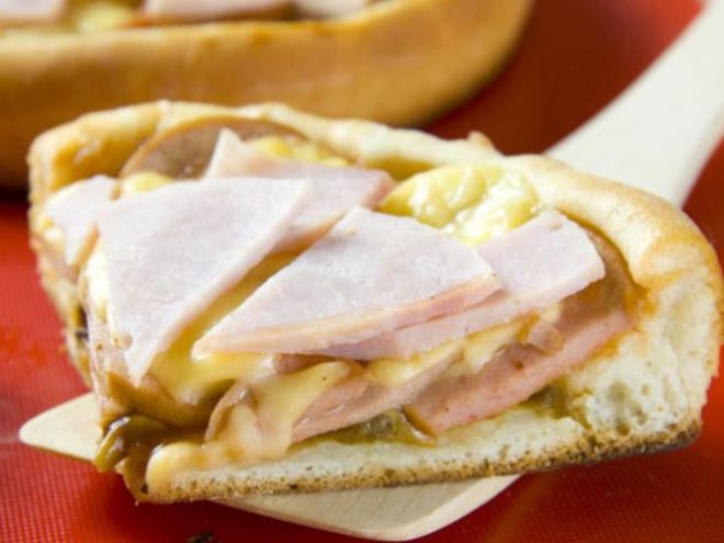 Рецепт пиццы с грибами, ветчиной и сардельками