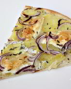 Пицца с картошкой, сыром бри и красным луком