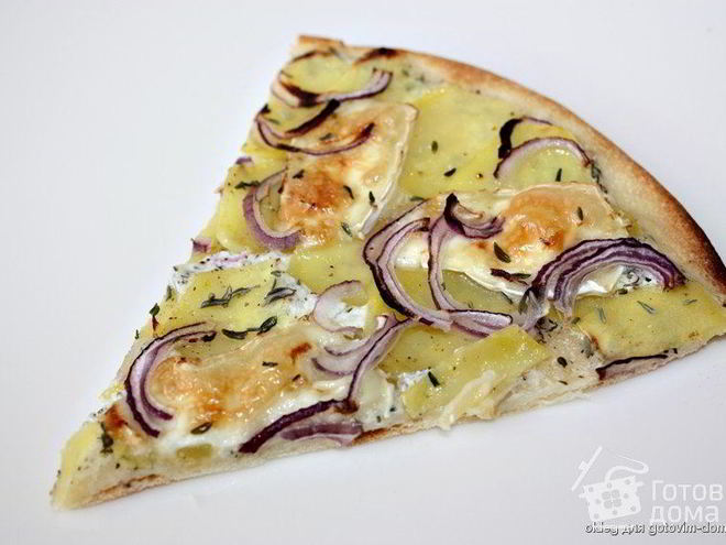 Рецепт пиццы с картошкой, сыром бри и красным луком