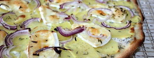 пицца с картошкой, сыром бри и красным луком. Шаг 4