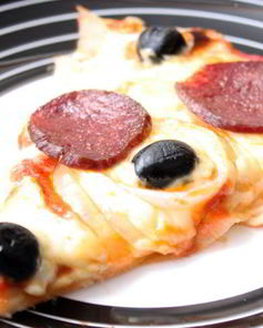 Пицца с колбасой