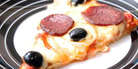 Пицца с колбасой