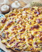 Пицца с куриной грудкой и грибами в сливочном соусе