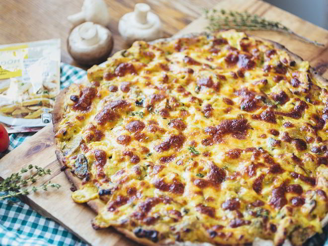 Рецепт пиццы с куриной грудкой и грибами в сливочном соусе