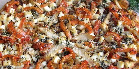 Пицца с курицей, грибами и адыгейским сыром