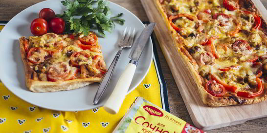 Пицца с курицей карри на слоеном тесте