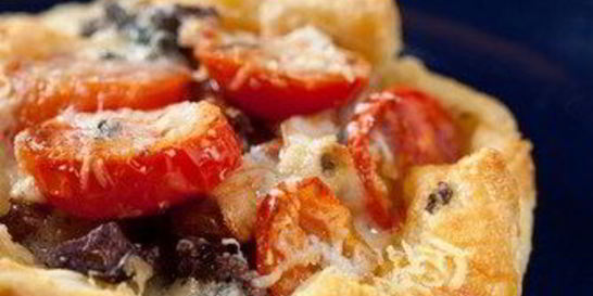 Пицца с луком и сыром