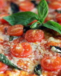 Пицца с помидорами черри и базиликом