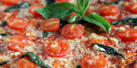 Пицца с помидорами черри и базиликом