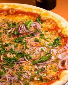 Пицца с тунцом и красным луком