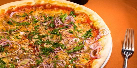 Пицца с тунцом и красным луком