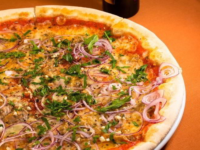 Рецепт пиццы с тунцом и красным луком