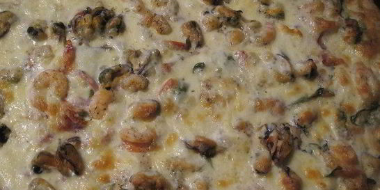 Пицца со шпинатом, креветками и мидиями