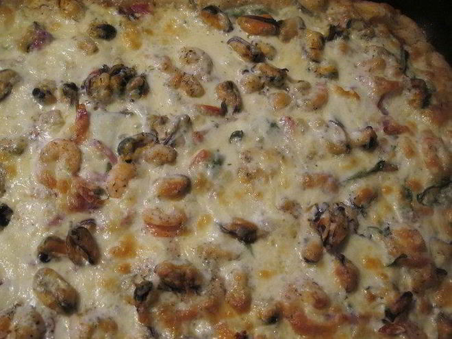 Рецепт пиццы со шпинатом, креветками и мидиями