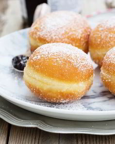 Пончики из слоеного теста