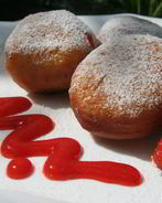 Пончики с клубничной начинкой