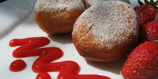Пончики с клубничной начинкой