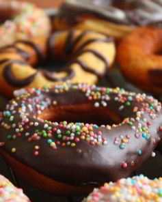 Пончики в темном и белом шоколаде