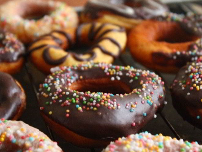 Рецепт пончиков в темном и белом шоколаде