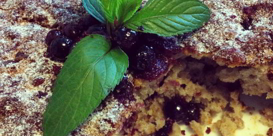 Овсяная коврижка с черной смородиной