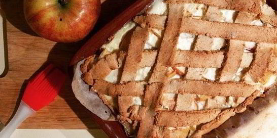 Диетическая яблочная шарлотка с творогом