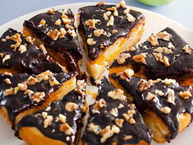 Рецепт фруктовой шарлотки с шоколадной глазурью в мультиварке