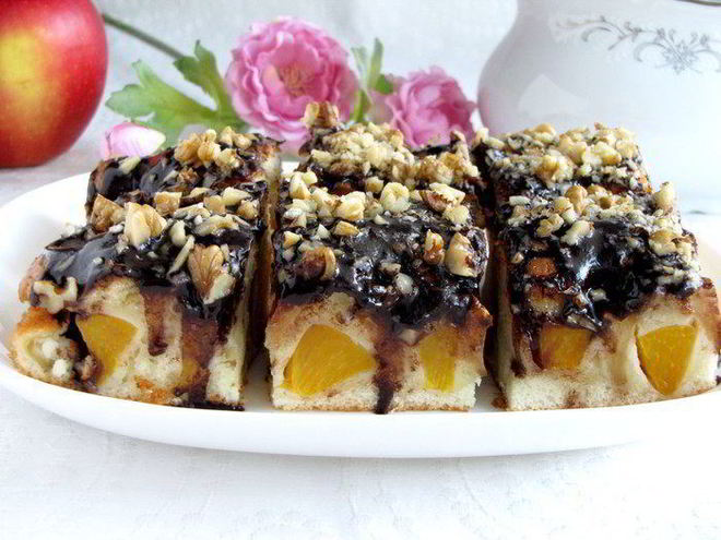 Рецепт фруктовой шарлотки с шоколадной глазурью