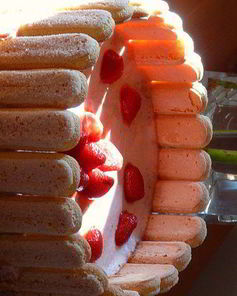 Классическая шарлотка с клубничным муссом