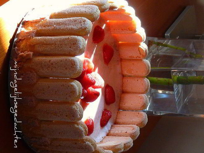 Рецепт классической шарлотки с клубничным муссом