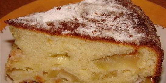 Шарлотка на йогурте с яблоками