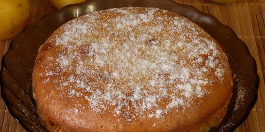 Шарлотка на сметане с яблоками