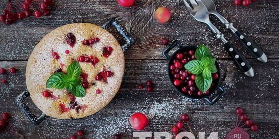 Шарлотка с брусникой