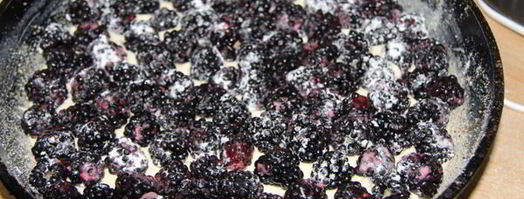 шарлотка с ежевикой. Шаг 8