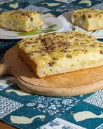 Шарлотка с грушами и топленым молоком