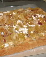 Шарлотка с клубникой и яблоками