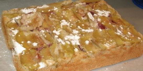 Шарлотка с клубникой и яблоками