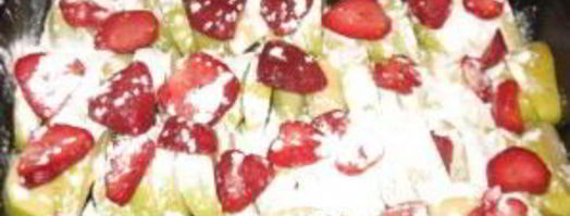 шарлотка с клубникой и яблоками. Шаг 3