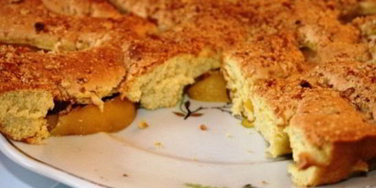 Шарлотка с персиками
