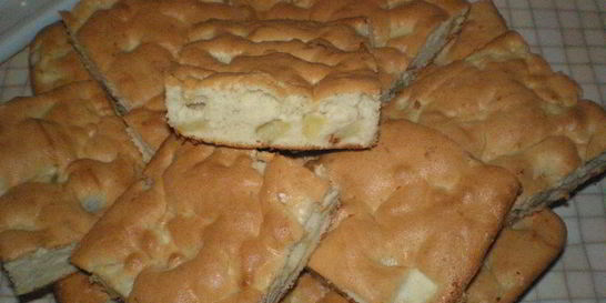 Шарлотка с яблоками и грушами