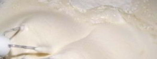 шарлотка с яблоками и изюмом. Шаг 4