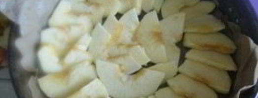 шарлотка с яблоками и изюмом. Шаг 5